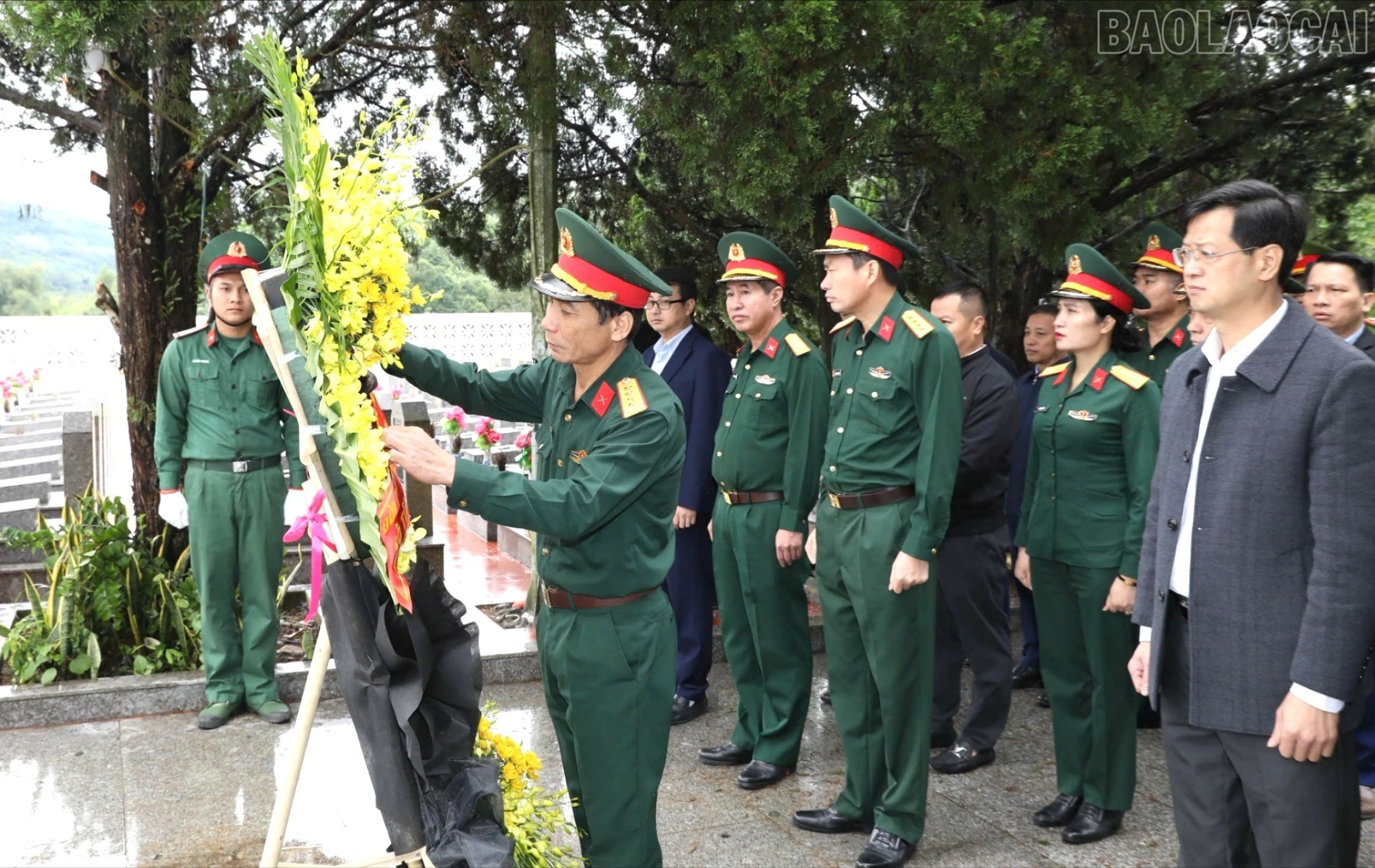 Đại tá Bùi Tuấn Quynh - Phó Chủ nhiệm Chính trị Bộ Tổng Tham mưu Quân đội Nhân dân Việt Nam dâng vòng hoa tưởng niệm các Anh hùng liệt sĩ tại Nghĩa trang liệt sĩ Phong Hải.