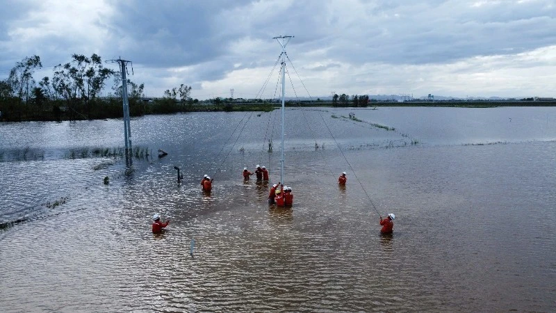 Nhân viên điện lực khắc phục hậu quả của bão số 10.
