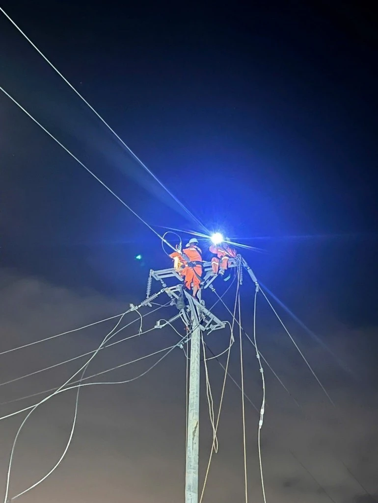 Công nhân ngành điện miền Bắc khắc phục hậu quả sau bão số 10.