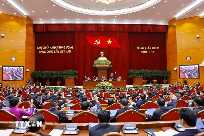 Các đại biểu biểu quyết thông qua chương trình Hội nghị lần thứ 15 Ban Chấp hành Trung ương Đảng khóa XIII.