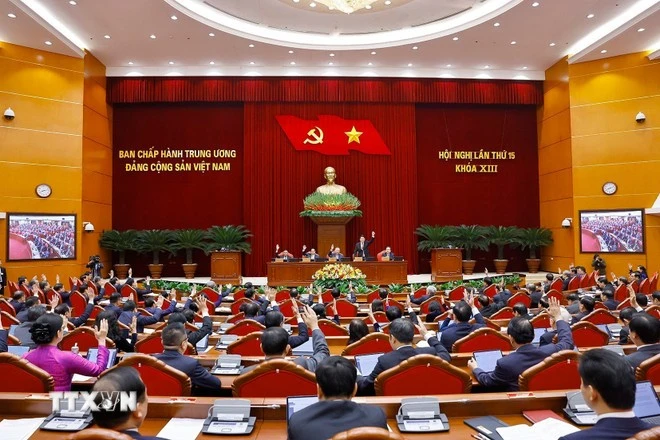 Các đại biểu biểu quyết thông qua chương trình Hội nghị lần thứ 15 Ban Chấp hành Trung ương Đảng khóa XIII.