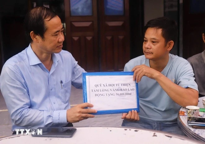 Ông Nguyễn Thái Học thay mặt Quỹ Xã hội từ thiện Tấm lòng vàng Báo Lao động hỗ trợ gia đình 2 cháu nhỏ thiệt mạng trong đợt mưa lũ tại xã Tuy An Đông,