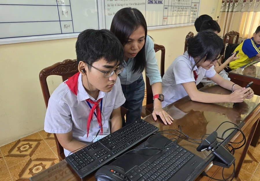 Cô giáo hướng dẫn học sinh kỹ năng sử dụng Internet tại Trường THCS Trần Bích San (Nam Định, Ninh Bình).