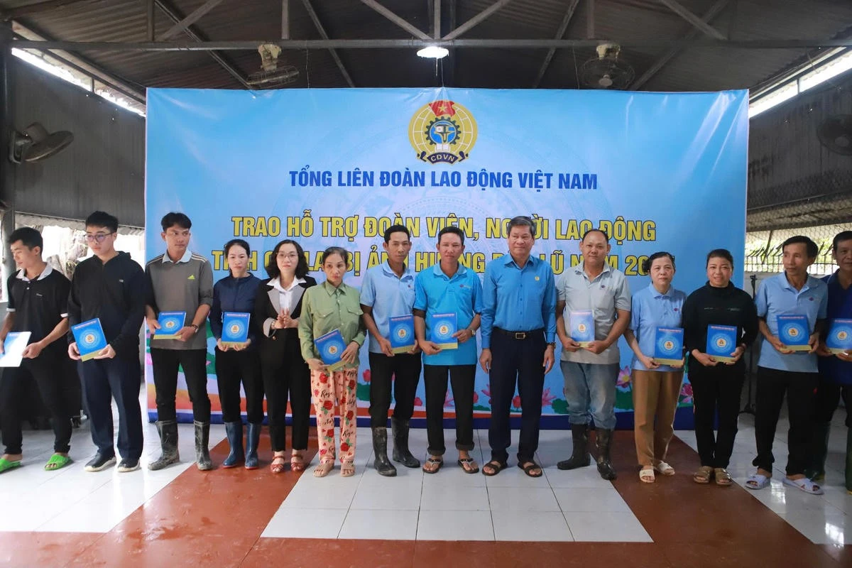 62 đoàn viên, người lao động nhận hỗ trợ từ Công đoàn Việt Nam.
