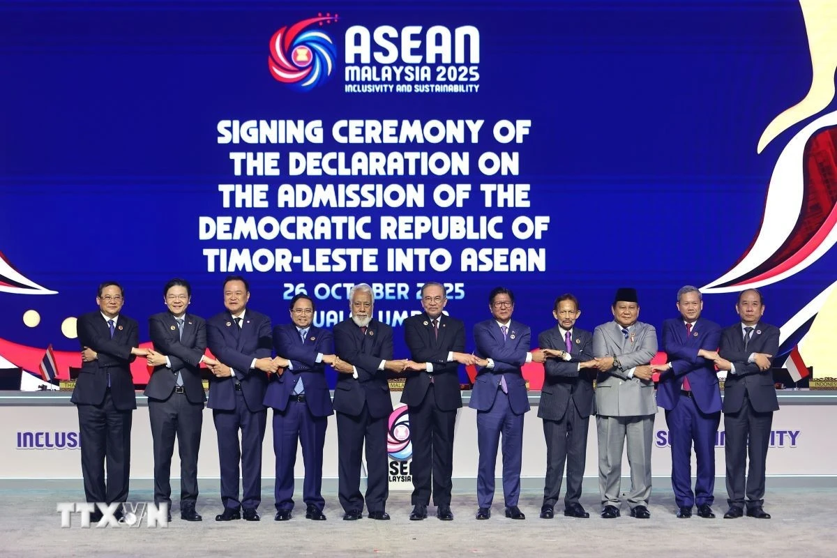 Thủ tướng Timor Leste, Kay Rala Xanana Gusmao (thứ 5, từ trái) sau Lễ ký Tuyên bố về việc kết nạp Timor Leste vào ASEAN trong lễ khai mạc Hội nghị cấp cao ASEAN-47.