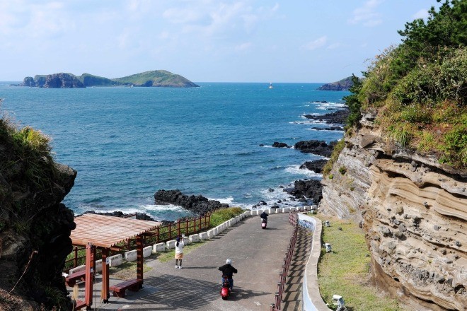 Đường mòn Suwonbong trên đảo Jeju. jejubai.jpg