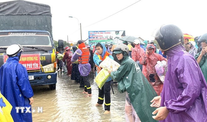 Tiếp tế lương thực cho người dân vùng ngập lũ tại xã Hoà Thịnh, tỉnh Đắk Lắk.