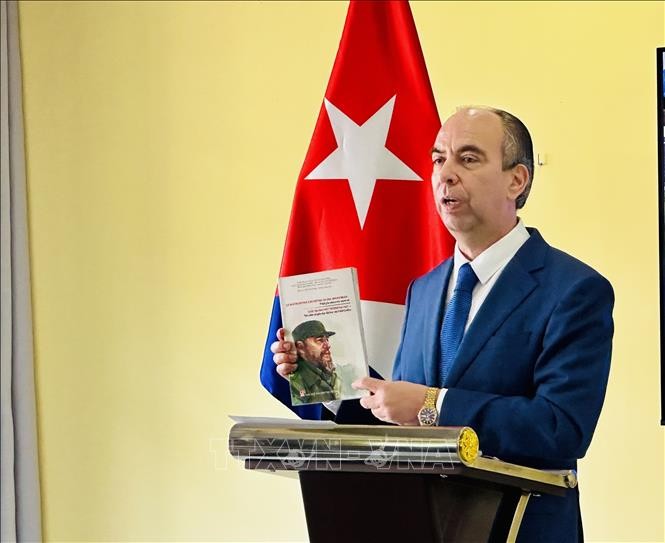 Đại sứ Cộng hòa Cuba tại Việt Nam Rogelio Polanco Fuentes giới thiệu cuốn sách song ngữ về tư tưởng của Fidel Castro đối với giáo dục đại học.