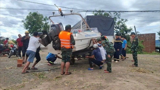 Rettung von Menschen, die in der Gemeinde Ia Tul in der Provinz Gia Lai aufgrund von Überschwemmungen eingeschlossen waren. ttxvn-0711-giai-cuu-dan-gia-lai-6814-5241.jpg