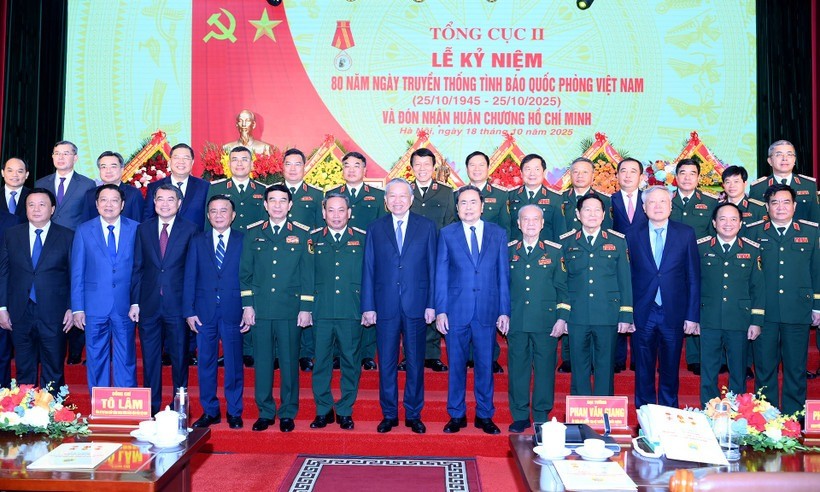 Tổng Bí thư Tô Lâm với lãnh đạo Bộ Quốc phòng và Tổng cục II. ttoo.jpg