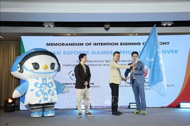 Ông Santi Lothong, Chủ tịch Liên đoàn Thể thao điện tử châu Á (giữa) trao cờ đại hội cho đại diện Việt Nam - quốc gia đăng cai AEG 2026. Ông Santi Lothong, Chủ tịch Liên đoàn Thể thao điện tử châu Á (giữa) trao cờ đại hội cho đại diện Việt Nam - quốc gia đăng cai AEG 2026.