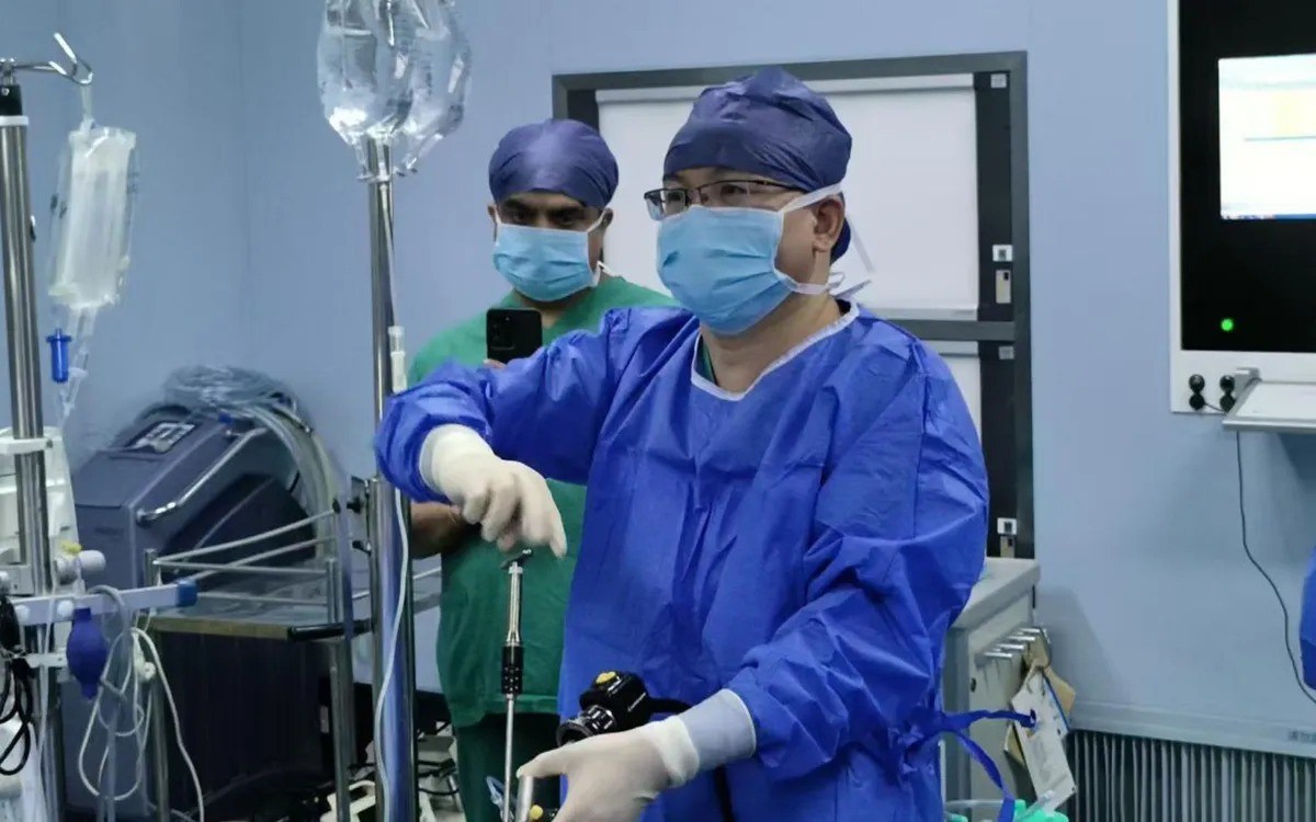 Một ca phẫu thuật sử dụng công nghệ nội soi cột sống hai kênh một cổng (UBD) do Trung Quốc phát triển, ngày 13/10/2025. cot-54498699864370140837536-9771.jpg