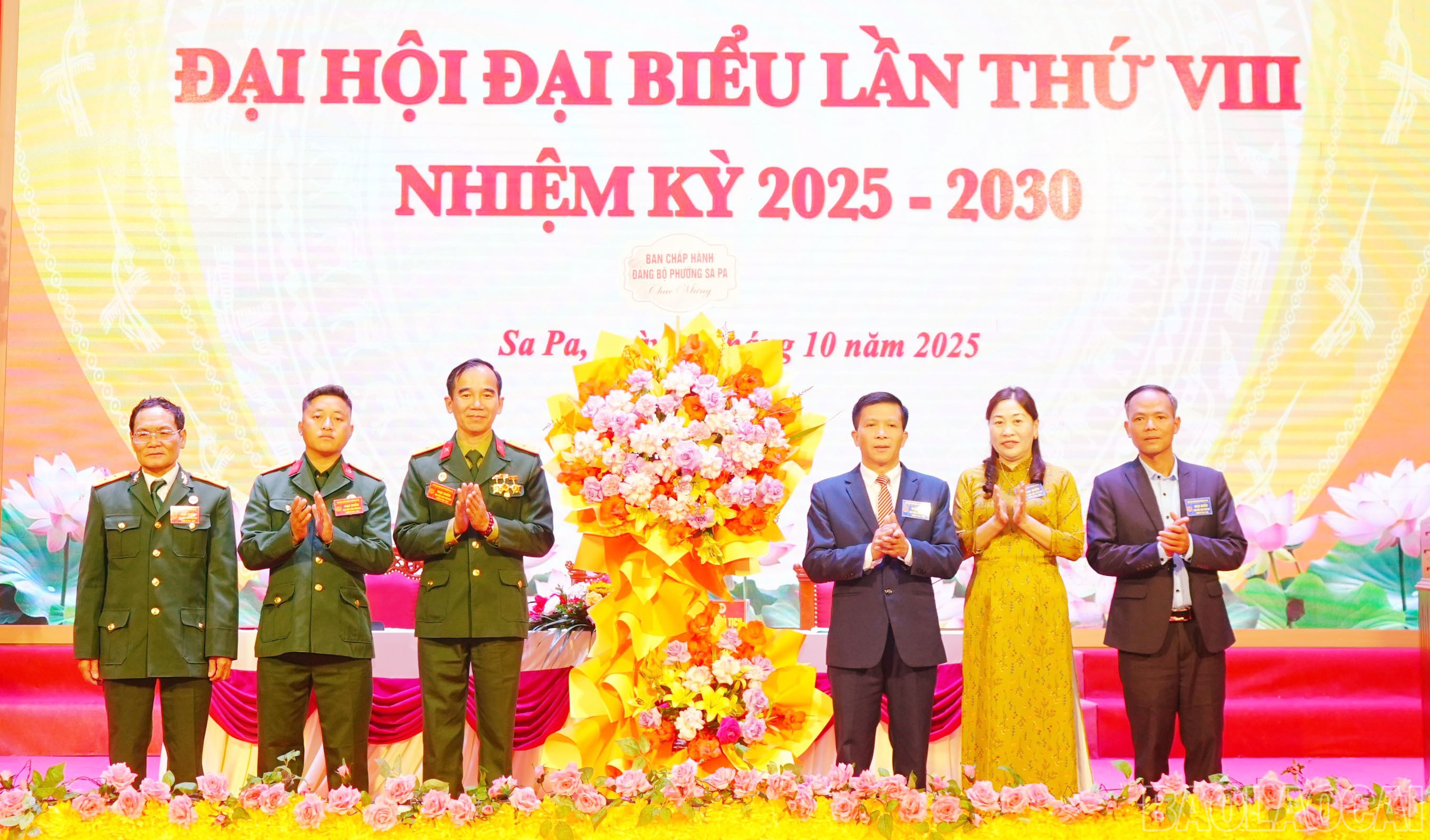Lãnh đạo phường Sa Pa tặng hoa chúc mừng đại hội. baolaocai-br_dsc05148.jpg