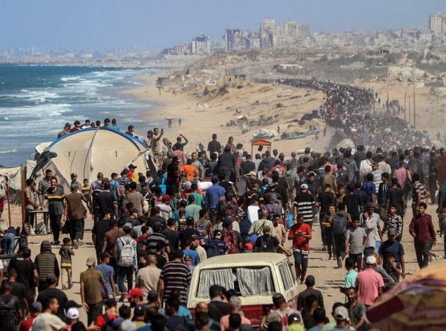 Người dân Palestine mang theo đồ đạc trở về thành phố Gaza ngày 10/10/2025. gaza.jpg