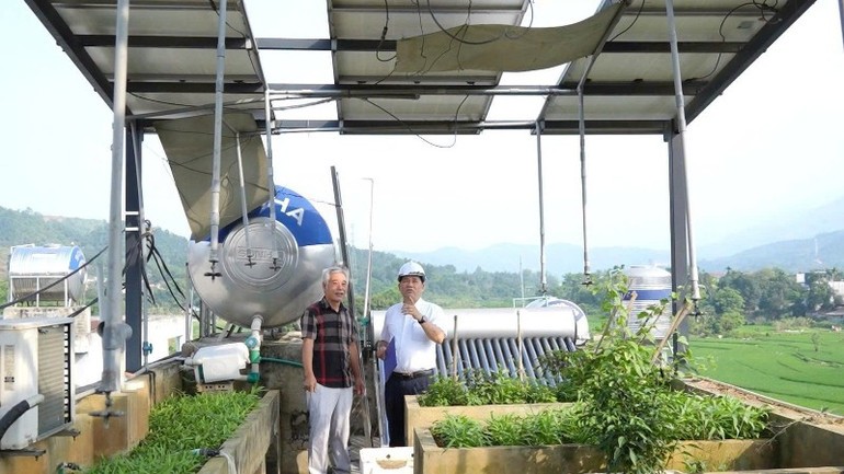 Hệ thống điện mặt trời mái nhà được lắp đặt tại gia đình ông Văn Hữu Khánh. Hệ thống điện mặt trời mái nhà được lắp đặt tại gia đình ông Văn Hữu Khánh.