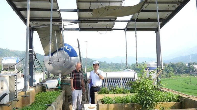 Hệ thống điện mặt trời mái nhà được lắp đặt tại gia đình ông Văn Hữu Khánh.