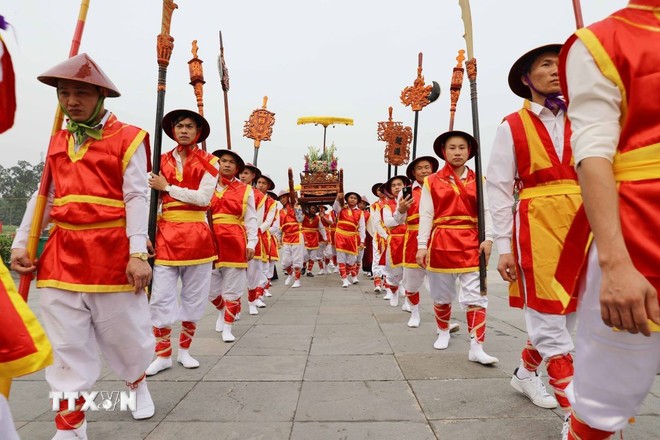 Nghi lễ rước kiệu về Đền Hùng trong dịp Giỗ Tổ Hùng Vương - Lễ hội Đền Hùng là nghi lễ truyền thống được các xã vùng ven di tích duy trì, bảo tồn hàng ngàn năm nay.