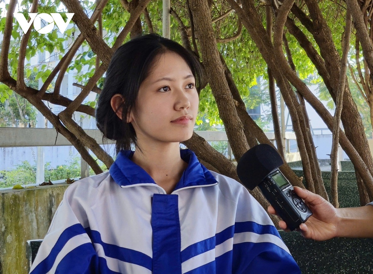 Ученица класса 12А1 Хоанг Тхи То Уен поделилась, что благодаря тому, что г-жа Хоа всегда излучает позитивную энергию, она, несмотря на то, что изучает естественные науки, все равно интересуется историей и преуспевает в ней. co-giao-3.jpg