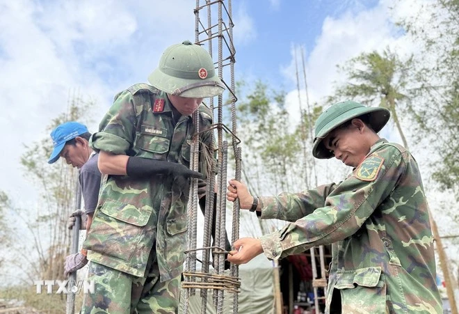 Xây dựng nhà ở cho các hộ gia đình có nhà bị sập, đổ, trôi do cơn bão số 13 và đợt mưa lũ lịch sử trong tháng 11 vừa qua. (Ảnh: Tường Quân/TTXVN)
