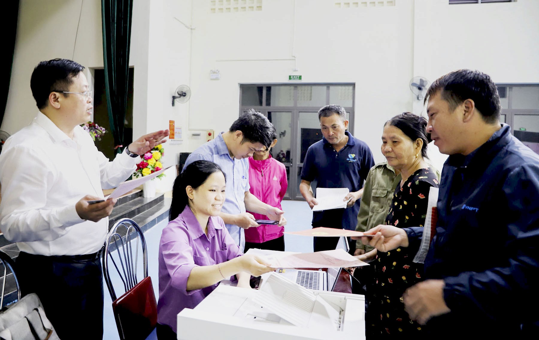 Chủ tịch UBND xã Bát Xát Nguyễn Mạnh Hùng kiểm tra tiến độ nhập dữ liệu của tổ công tác. chu-tich-ubnd-xa-bat-xat-nguyen-manh-hung-truc-tiep-kiem-tra-tien-do-nhap-du-lieu-cua-cac-to-cong-tac.jpg