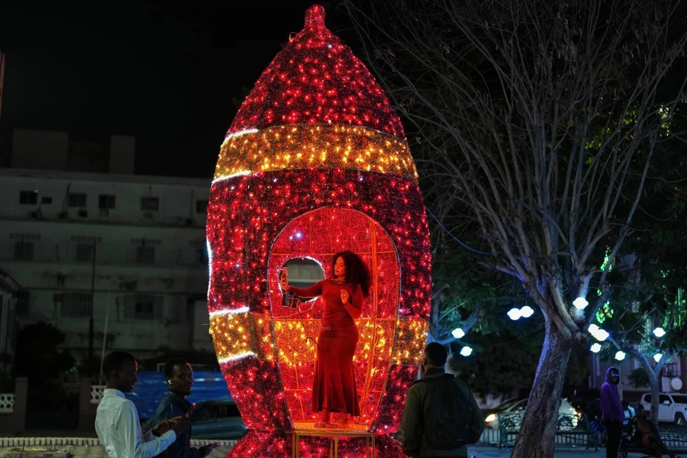 Mô hình quả châu trang trí Giáng sinh ở Dakar (Senegal).