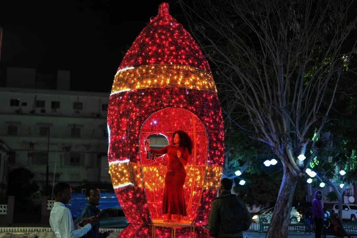 Mô hình quả châu trang trí Giáng sinh ở Dakar (Senegal).