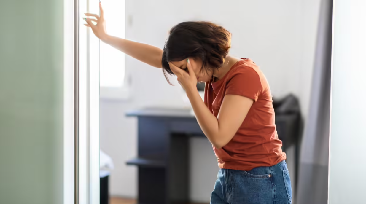 Cảm giác đau âm ỉ vùng gáy hoặc hai bên thái dương là biểu hiện thường thấy khi huyết áp tăng.