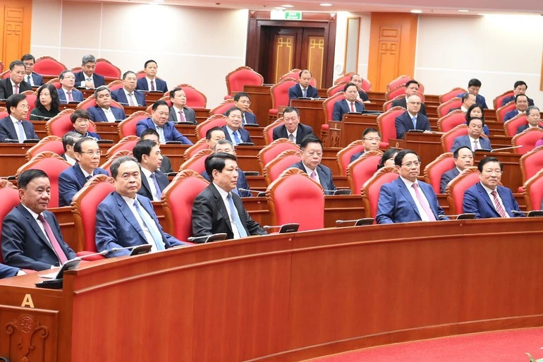 Các đồng chí lãnh đạo Đảng, Nhà nước và các đại biểu tham dự phiên bế mạc hội nghị.