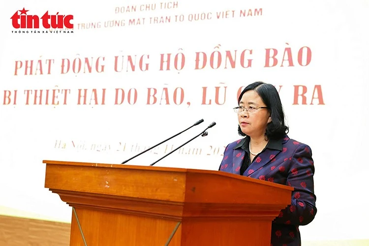 Chủ tịch Bùi Thị Minh Hoài đọc lời kêu gọi ủng hộ đồng bào bị thiệt hại do bão, lũ gây ra.