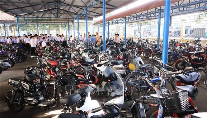 Lực lượng chức năng kiểm tra, xử lý xe đạp điện độ, chế tại trường Trung học cơ sở Tân Lập (xã Đồng Phú, tỉnh Đồng Nai).