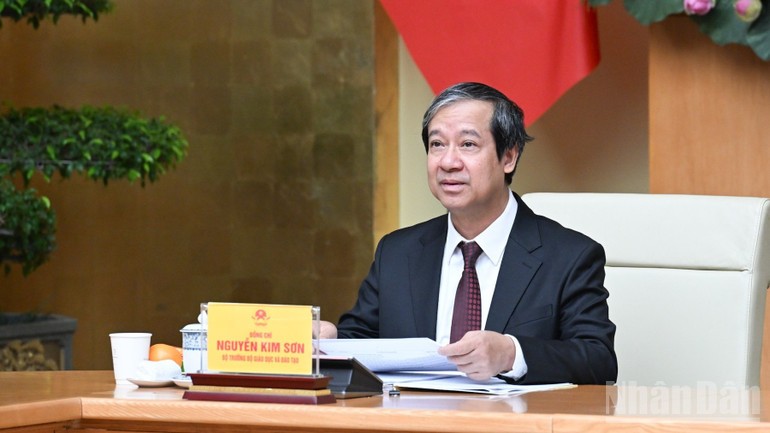 Bộ trưởng Giáo dục và Đào tạo Nguyễn Kim Sơn báo cáo tại cuộc gặp mặt.