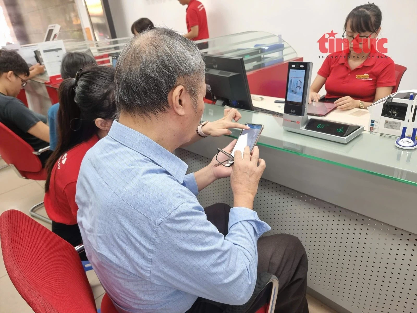 Kiểm tra lương hưu, trợ cấp khi được chuyển khoản vào tài khoản ngân hàng.