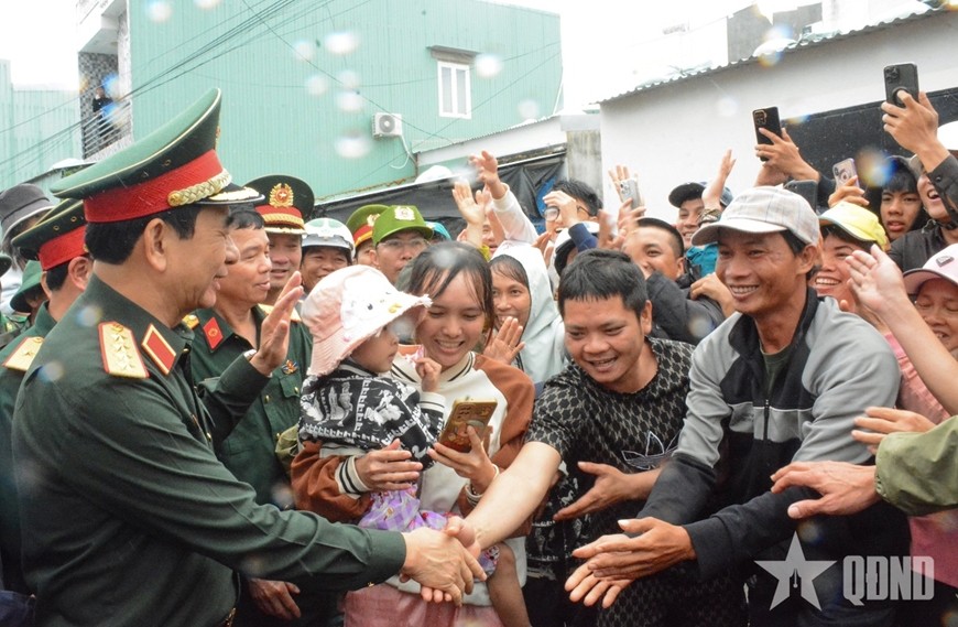 Đại tướng Phan Văn Giang thăm hỏi, động viên bà con vùng lũ tỉnh Gia Lai, ngày 22-11-2025.