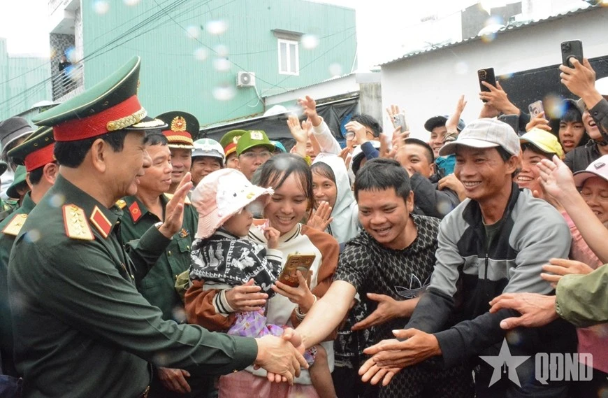 Đại tướng Phan Văn Giang thăm hỏi, động viên bà con vùng lũ tỉnh Gia Lai, ngày 22-11-2025.