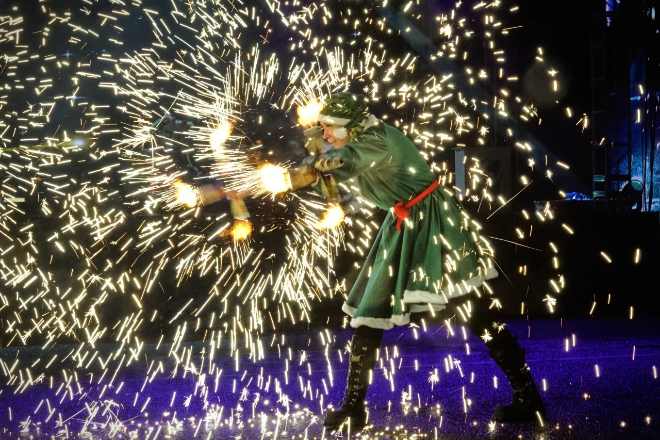 Một nghệ sĩ tham dự buổi trình diễn ánh sáng tại Quảng trường Ala-Too ở Bishkek (Kyrgyzstan).