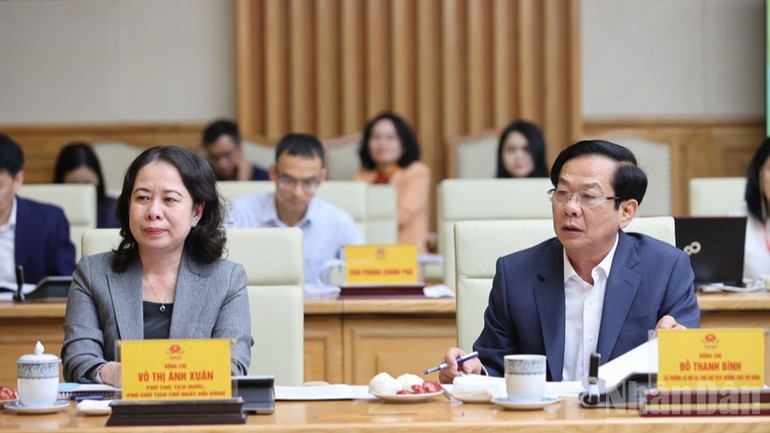 Các đồng chí lãnh đạo, đại biểu tham dự phiên họp.