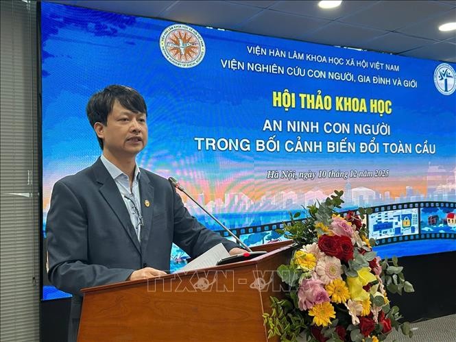 Tiến sĩ Nguyễn Đình Tuấn, Viện trưởng Viện Nghiên cứu con người, gia đình và giới phát biểu đề dẫn Hội thảo.