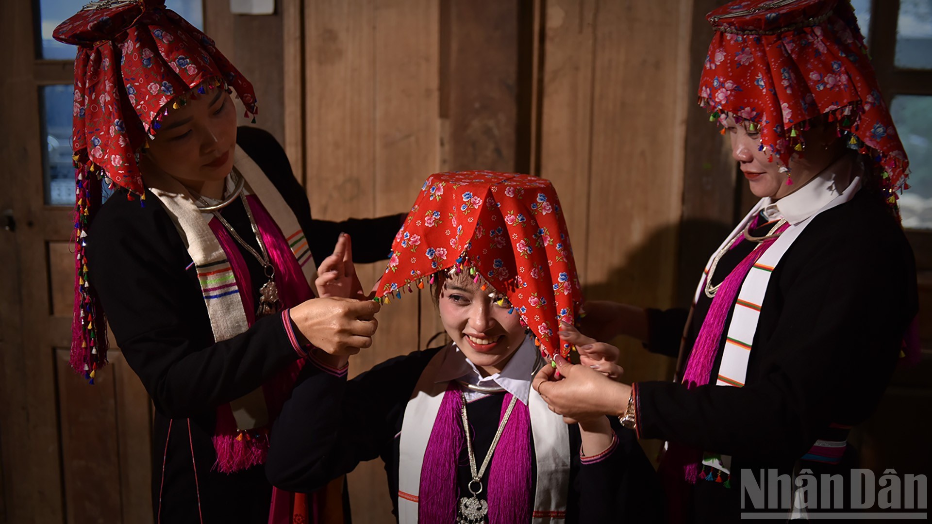 Phủ khăn đỏ lên chiếc đĩa bạc.