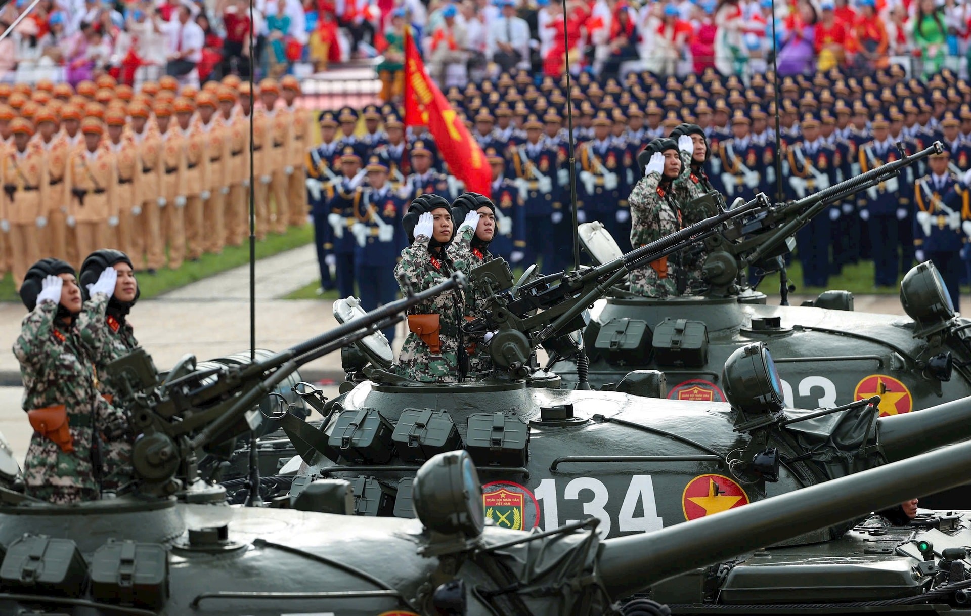 Các khối khí tài quân sự tiến qua lễ đài Lễ kỷ niệm, diễu binh, diễu hành 80 năm Cách mạng Tháng Tám thành công và Quốc khánh nước Cộng hòa xã hội chủ nghĩa Việt Nam.
