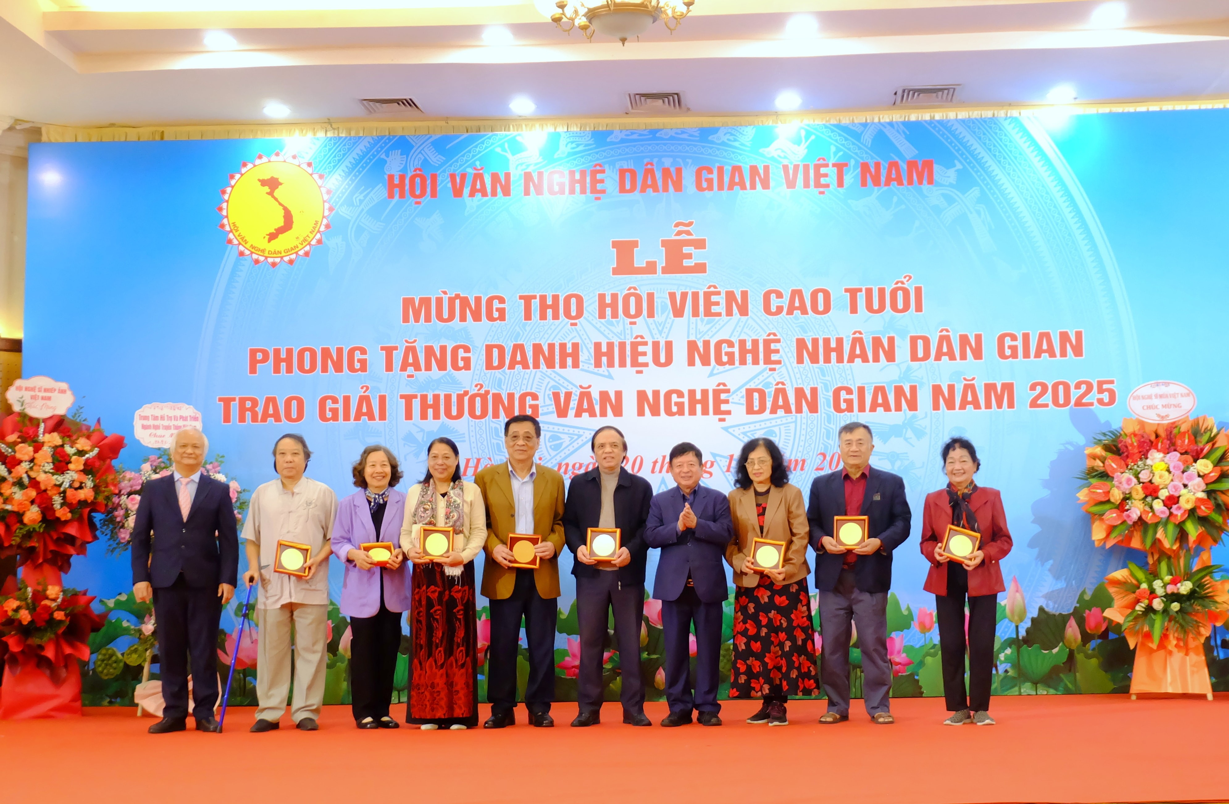 Hội Văn nghệ dân gian Việt Nam mừng thọ các hội viên cao tuổi.