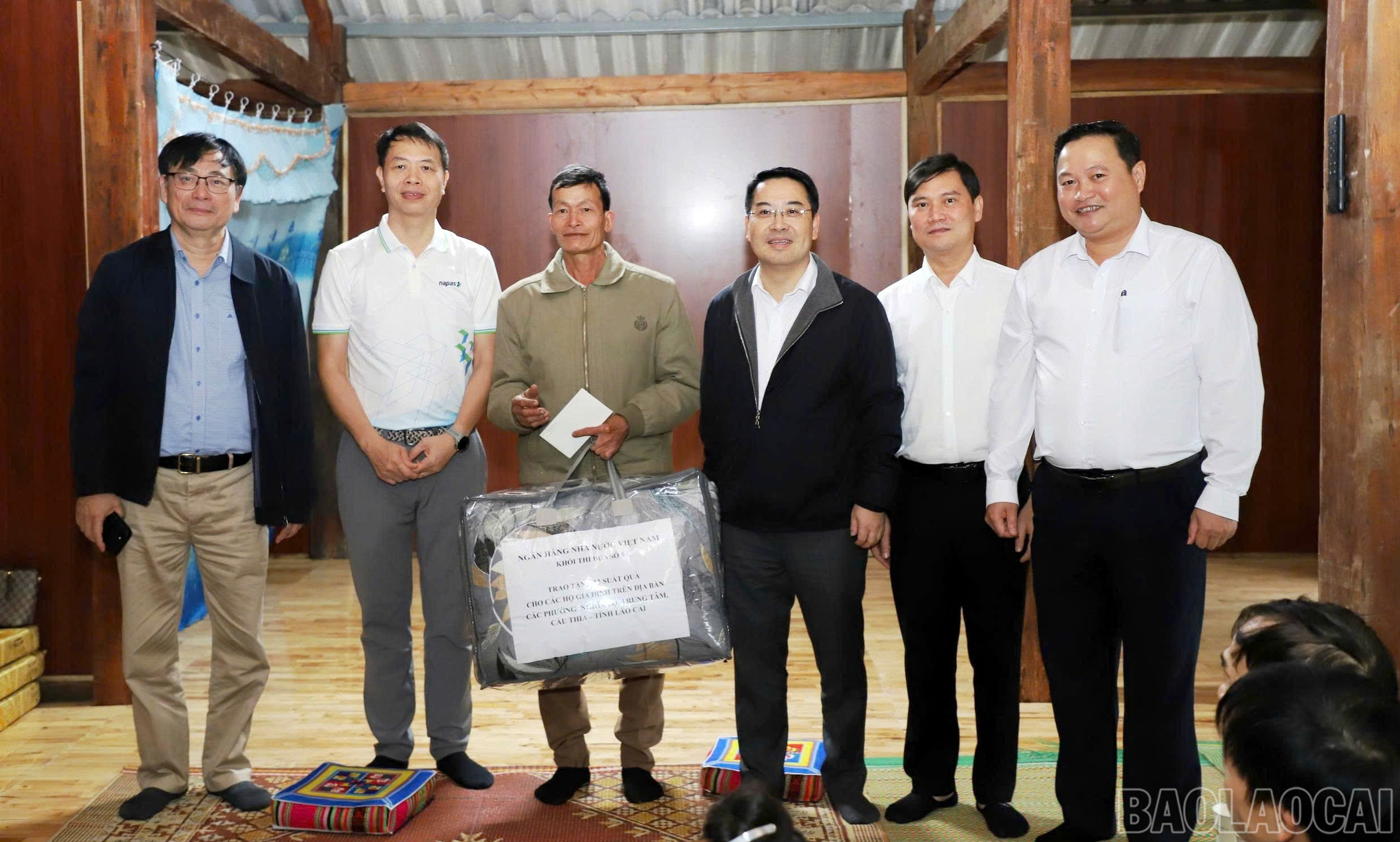 Chủ tịch UBND tỉnh Nguyễn Tuấn Anh đến thăm và tặng quà gia đình ông Cầm Ngọc Liên (phường Trung Tâm).