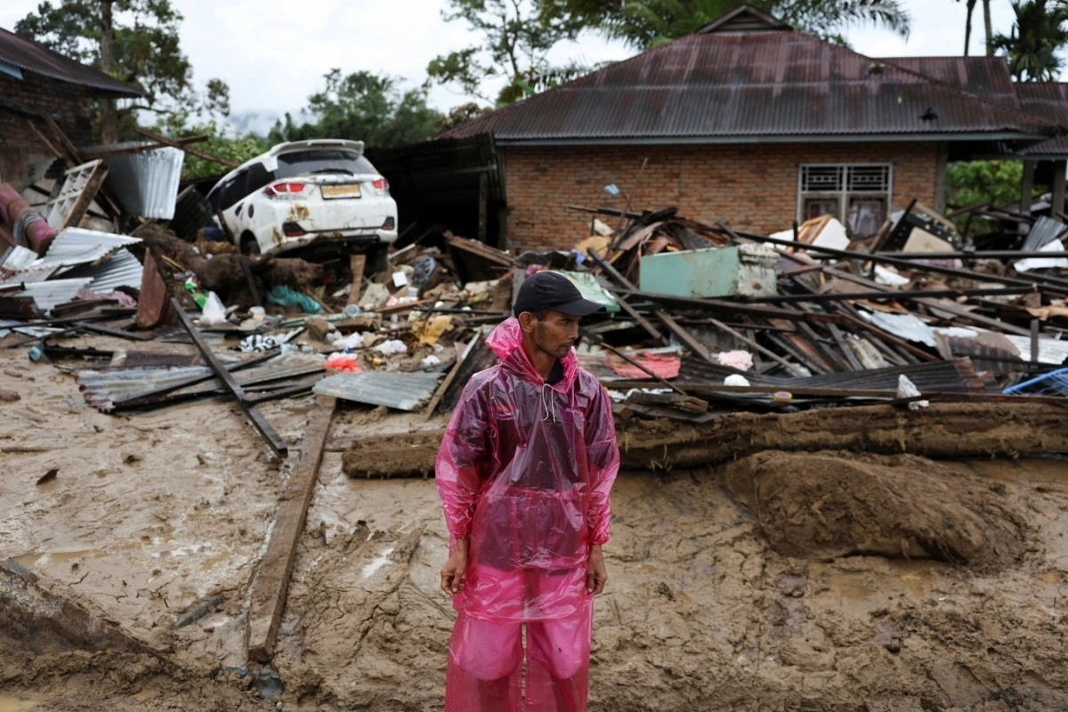 Theo dữ liệu của chính phủ, số người chết vì lũ lụt và lở đất do bão tuần trước ở Indonesia đã tăng lên 897 người, 451 người vẫn mất tích.