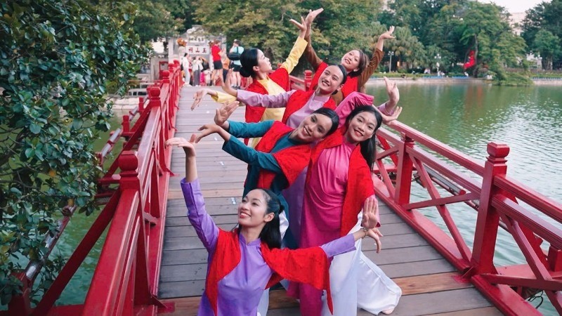 Vũ điệu đại chúng “Tay trong tay - Hand in hand” truyền tải thông điệp đoàn kết, thống nhất. vu-dieu.jpg