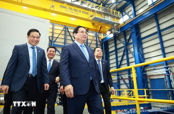 Thủ tướng Phạm Minh Chính tham quan hệ thống vận hành Nhà máy Điện khí LNG Nhơn Trạch 3 và 4.