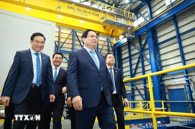 Thủ tướng Phạm Minh Chính tham quan hệ thống vận hành Nhà máy Điện khí LNG Nhơn Trạch 3 và 4.