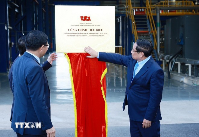 Thủ tướng Phạm Minh Chính và các đại biểu dự Lễ khánh thành Nhà máy Điện khí LNG Nhơn Trạch 3 và 4 và thực hiện nghi thức gắn biển Công trình chào mừng Đại hội XIV của Đảng.