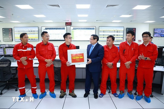 Thủ tướng Phạm Minh Chính tặng quà cho kỹ sư, chuyên gia điều hành Nhà máy điện LNG Nhơn Trạch 3 và 4.
