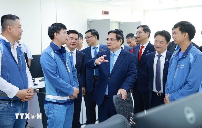 Thủ tướng Phạm Minh Chính với kỹ sư, chuyên gia điều hành Nhà máy điện LNG Nhơn Trạch 3 và 4.