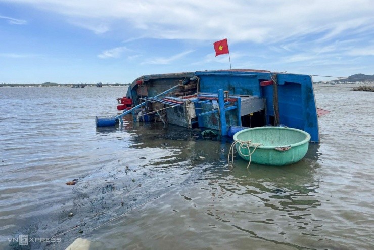 Tàu cá công suất nhỏ khác bị sóng đánh lật nghiêng ở cảng biển Đề Gi.