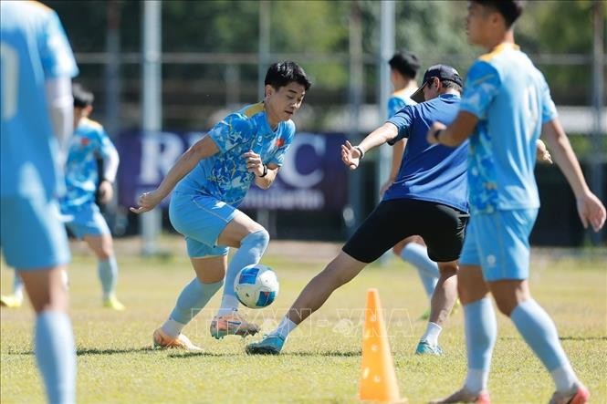 Trợ lý HLV hỗ trợ các cầu thủ bài tập trên sân ngày 6/12.